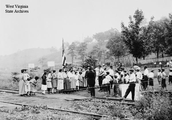 Women pickets at Owings Mine, June 9, 1925
