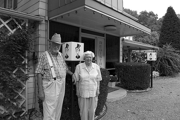Owners in front of the Koolwink