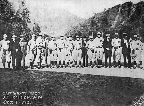 Cincinnati Reds baseball team at Welch, 8 October 1924